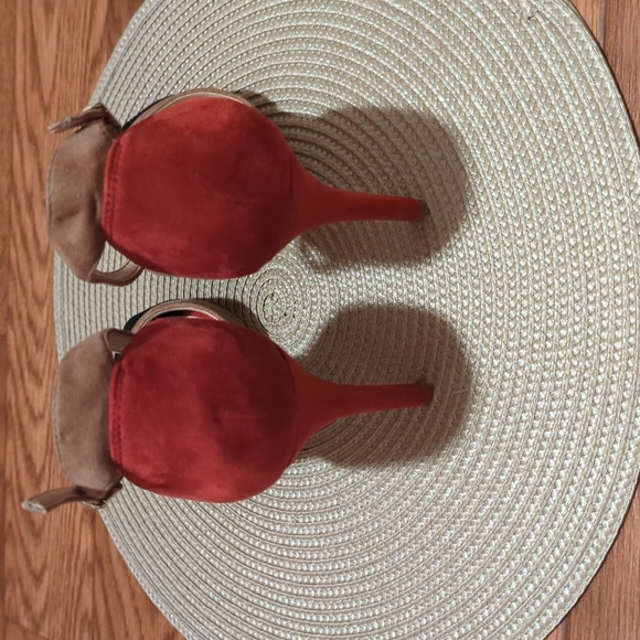 White House Black Market suede heels - Picture 3 of 6